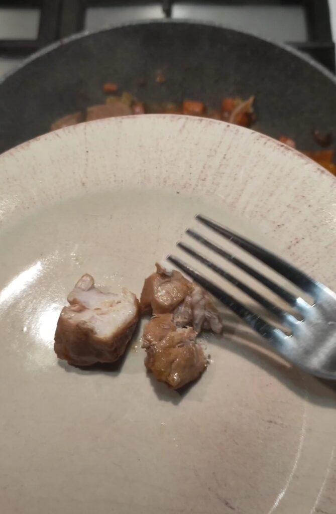 spezzatino di maiale morbido che si spezza con la forchetta