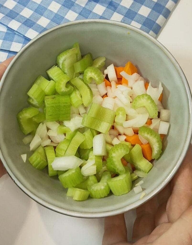 soffritto di cipolla carota e sedano per spezzatino