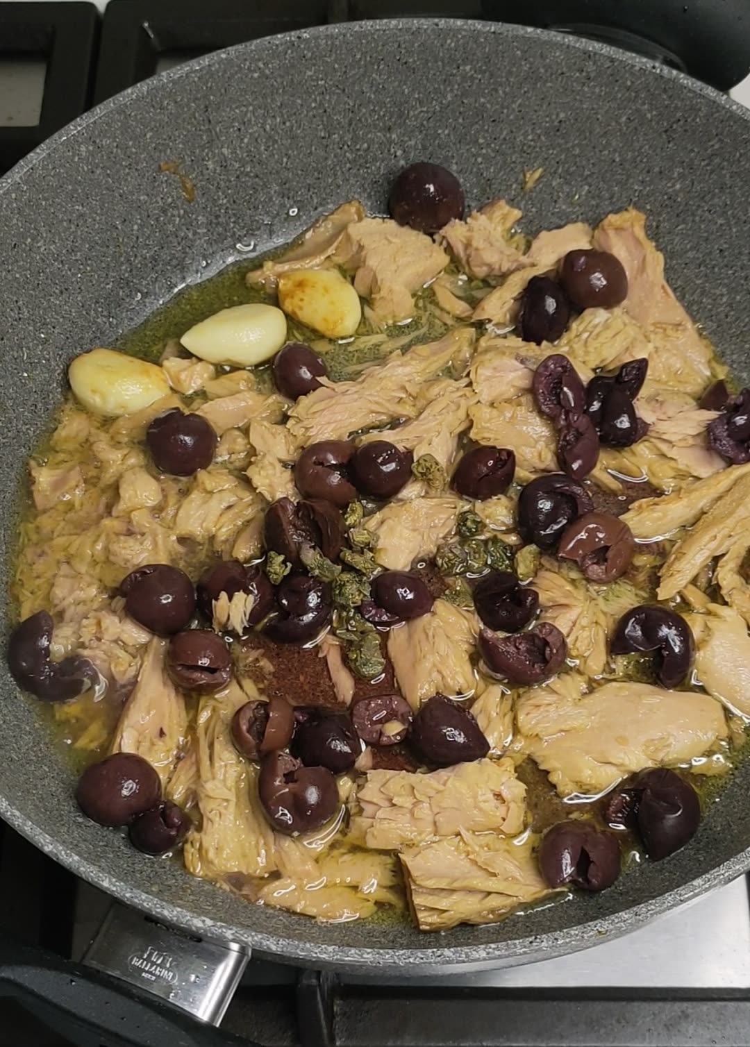 Condimento tonno olive nere capperi