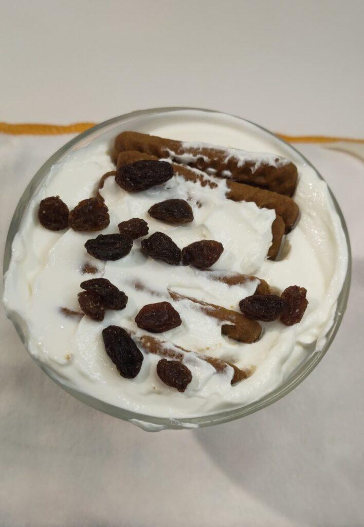 uvetta sopra lo yogurt per dessert senza cottura