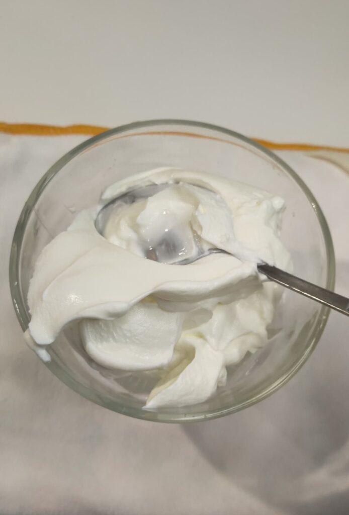 yogurt greco denso e cremoso per dolce al cucchiaio