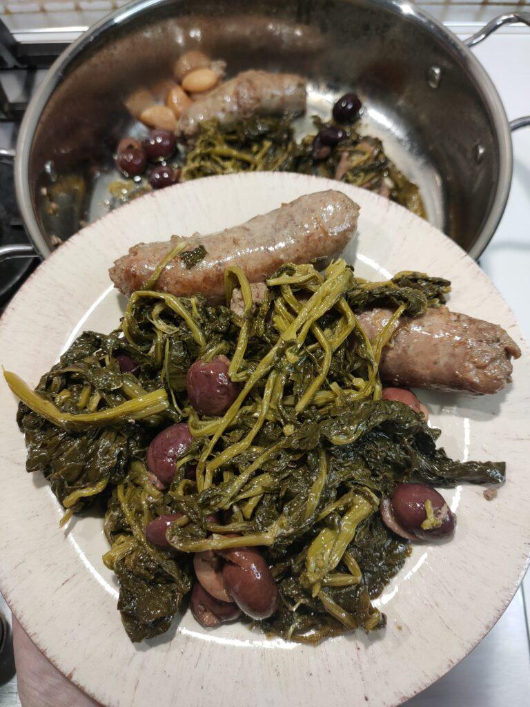 piatto con friarielli e salsicce e olive nere pronti