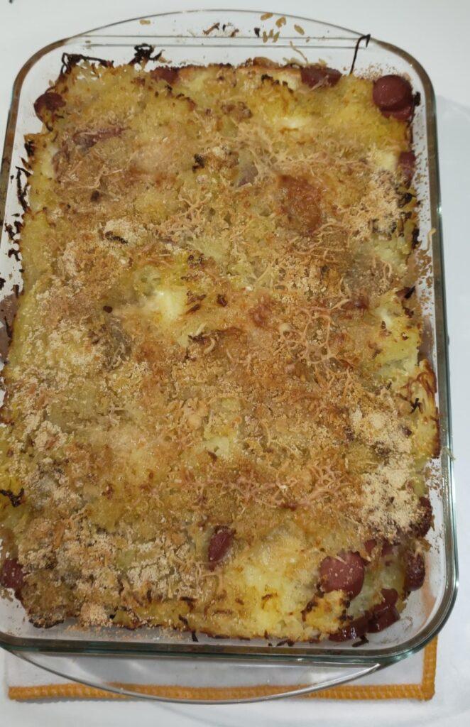 gateau di patate senza uova dorato e appena sfornato nella pirofila