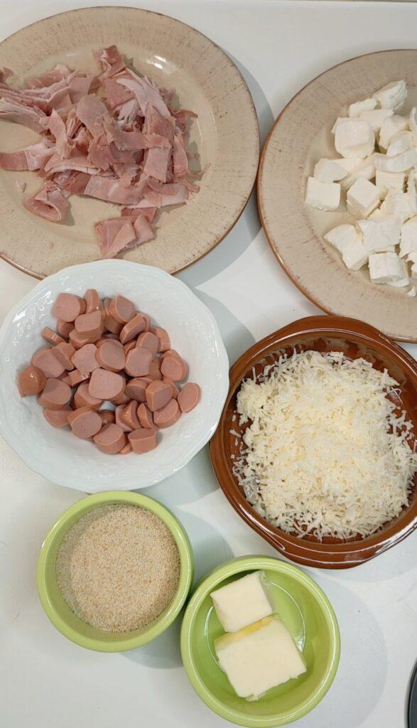 ingredienti per gateau di patate senza uova con mozzarella, prosciutto, pangrattato