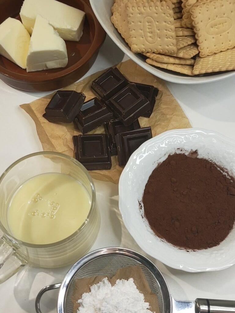Ingredienti per salame al cioccolato senza uova disposti sul tavolo
