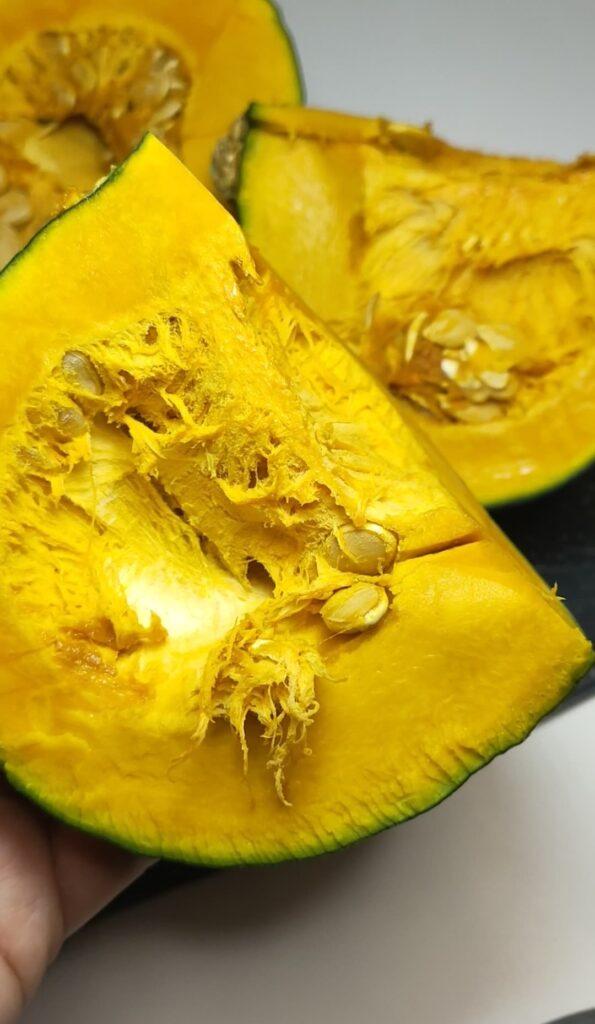 zucca delica tagliata con polpa e semi per vellutata