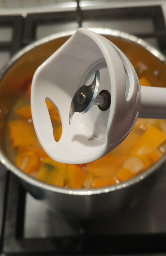 frullare la vellutata di zucca con frullatore a immersione