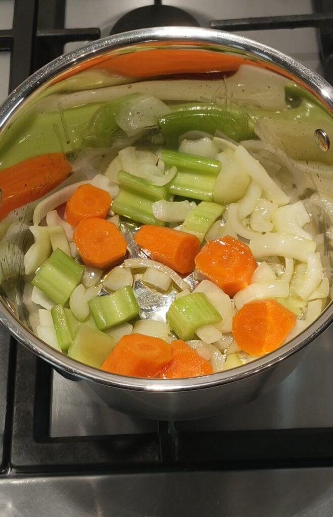 soffritto di sedano carota e cipolla per vellutata di zucca