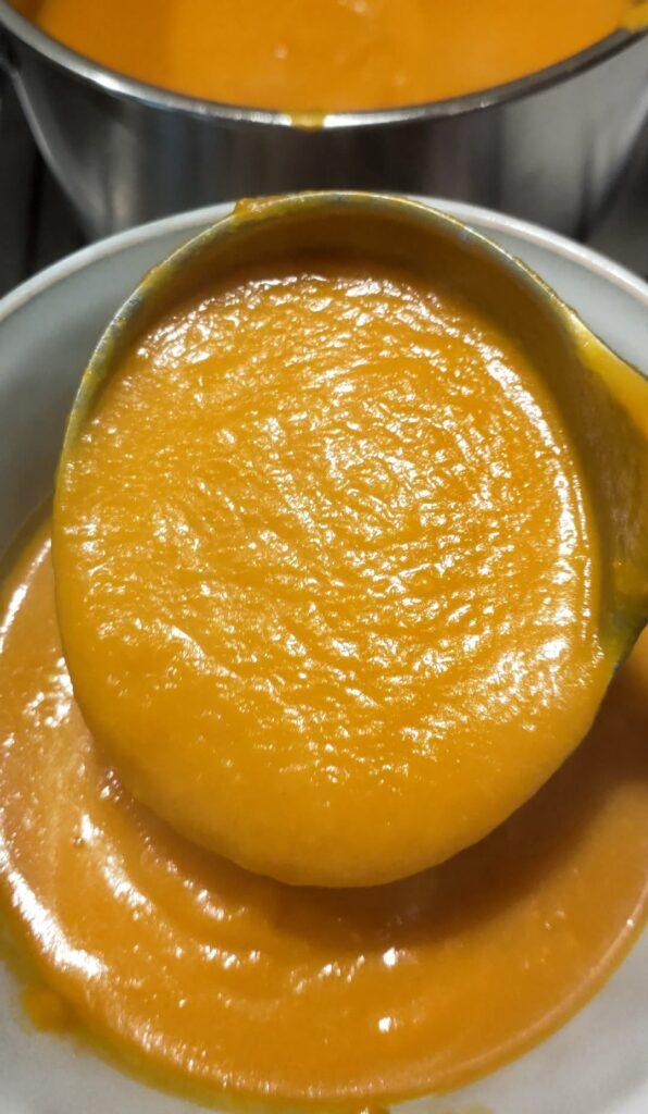 vellutata di zucca cremosa servita nel piatto fondo