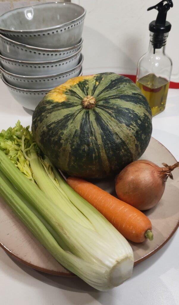 ingredienti per vellutata tra cui, la zucca delica, una carota, 1 cipolla e sedano