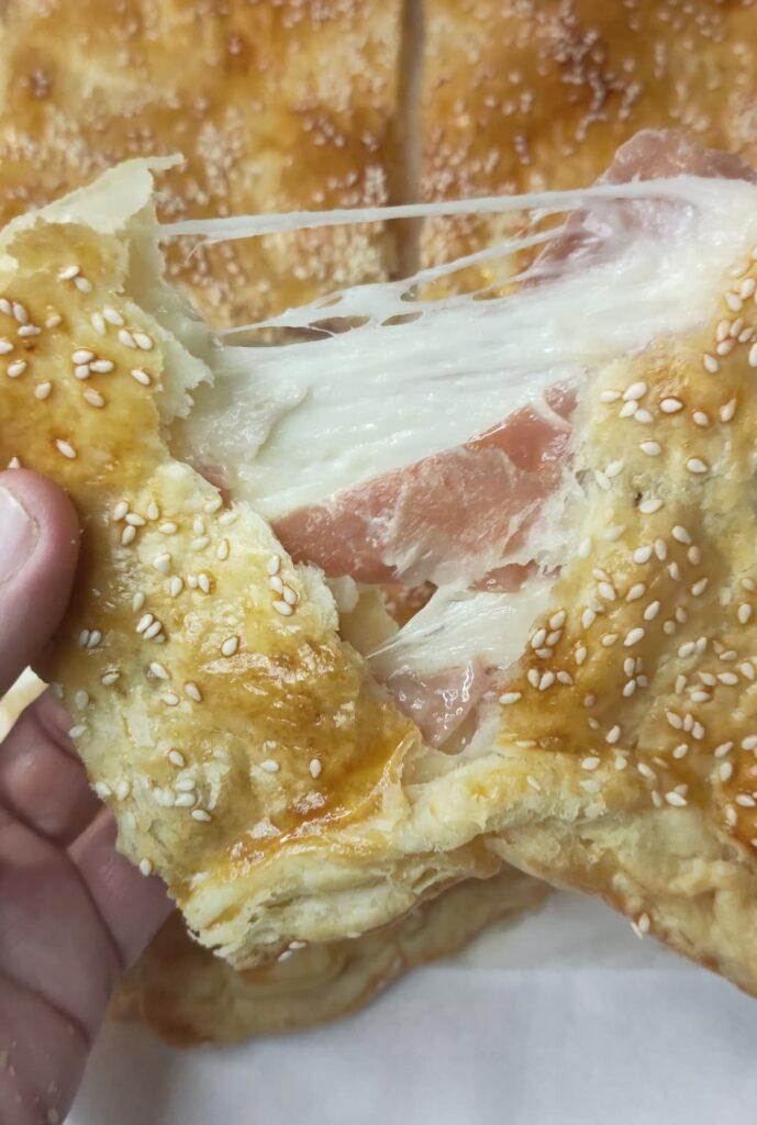 fetta di torta salata con mozzarella filante