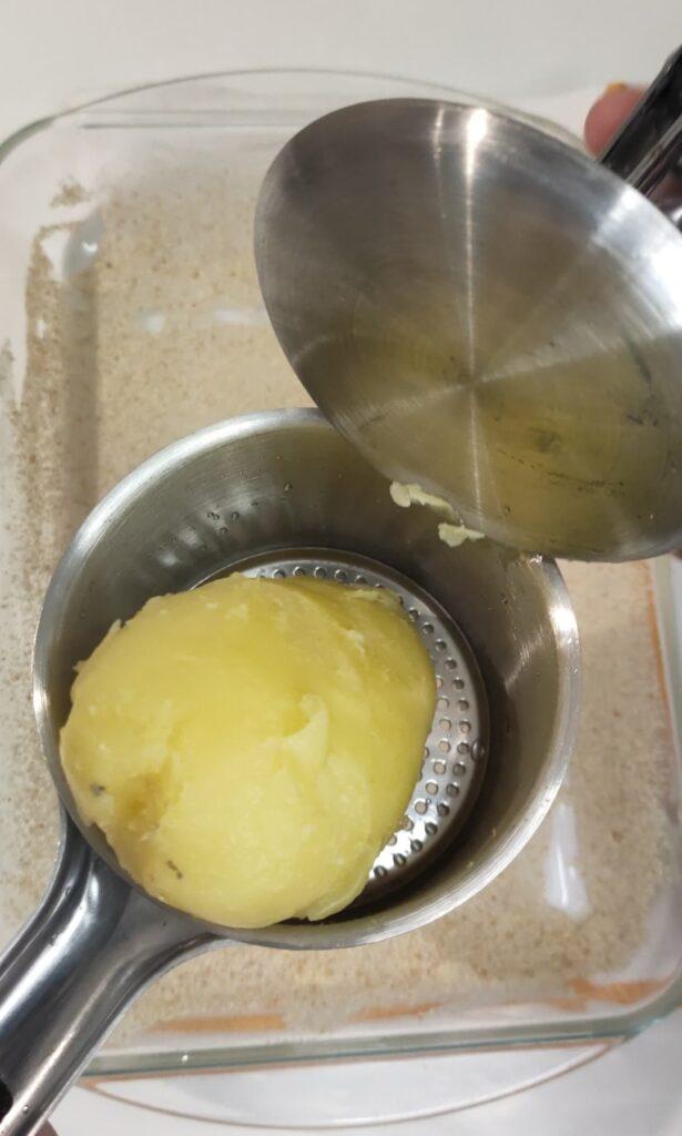 patate lesse con la buccia pronte per il gateau di patate