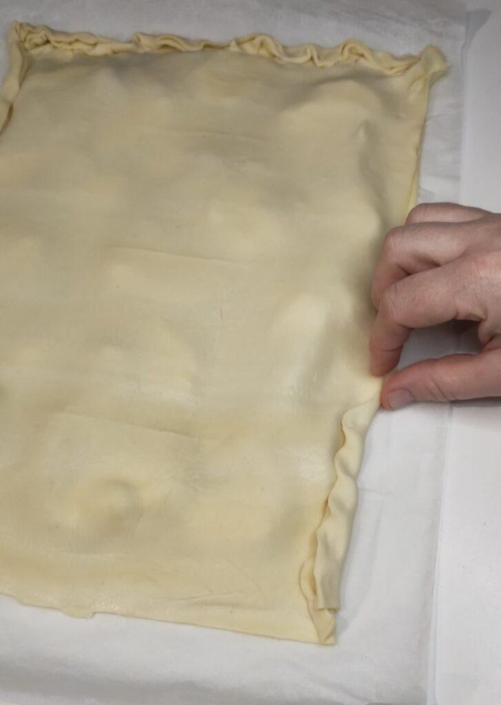 chiusura della torta salata di pasta sfoglia prima della cottura