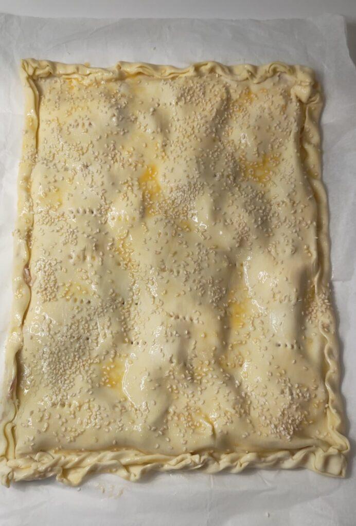 spalmare con l'uovo la torta salata di pasta sfoglia prima della cottura