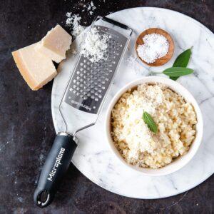 Grattugia da Cucina Lama a Stella Acciaio Inossidabile Nera Serie Gourmet Ideale per Formaggio a Pasta Dura, Agrumi, Cioccolato, Zenzero e Noce Moscata
