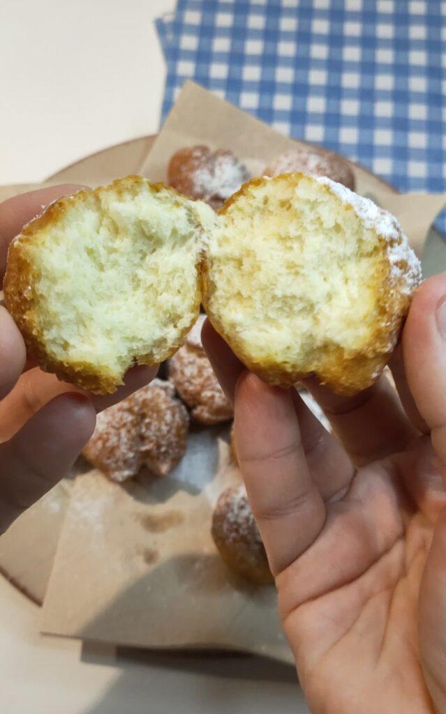 interno soffice delle castagnole di ricotta divise a metà
