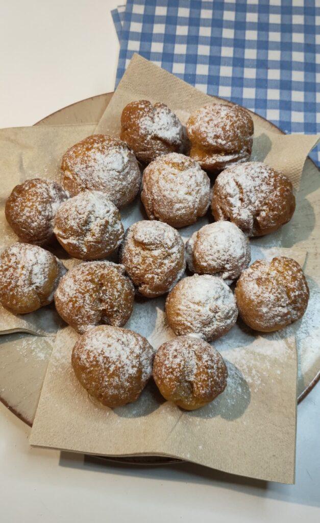 Castagnole pronte sul piatto cosparse con zucchero