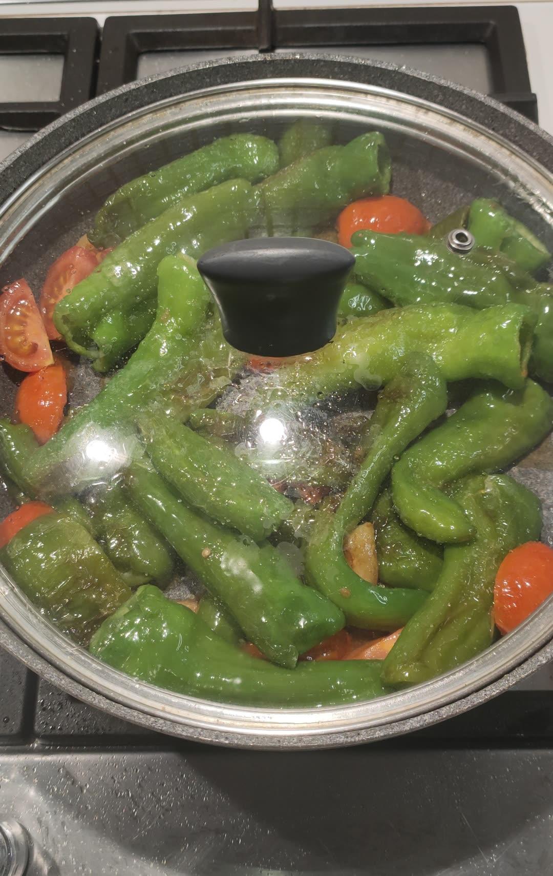 Cucinare friggitelli con coperchio