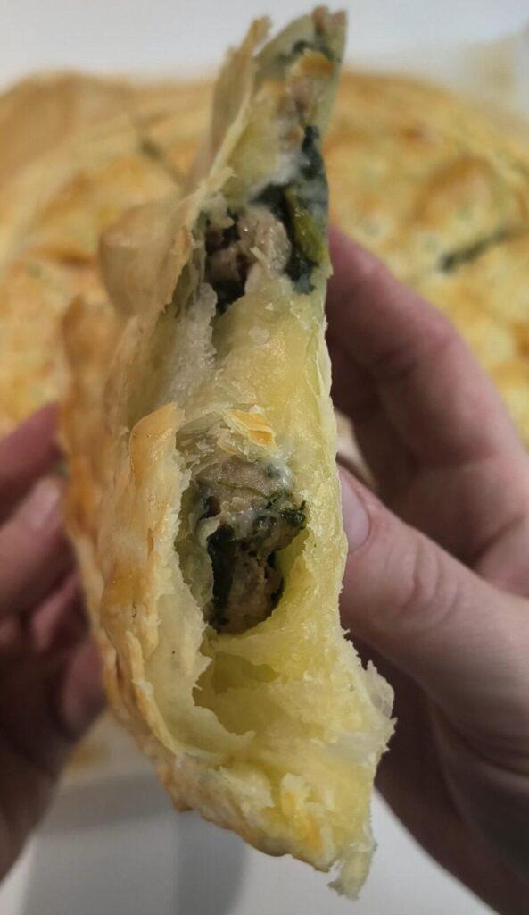 Fetta torta salata salsiccia spinaci interno