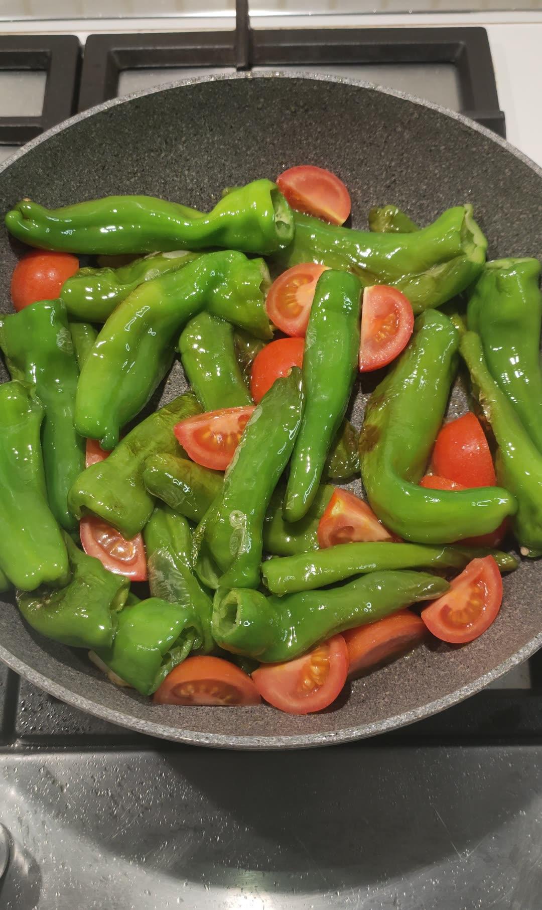 Friggitelli con aglio e pomodorini in padella