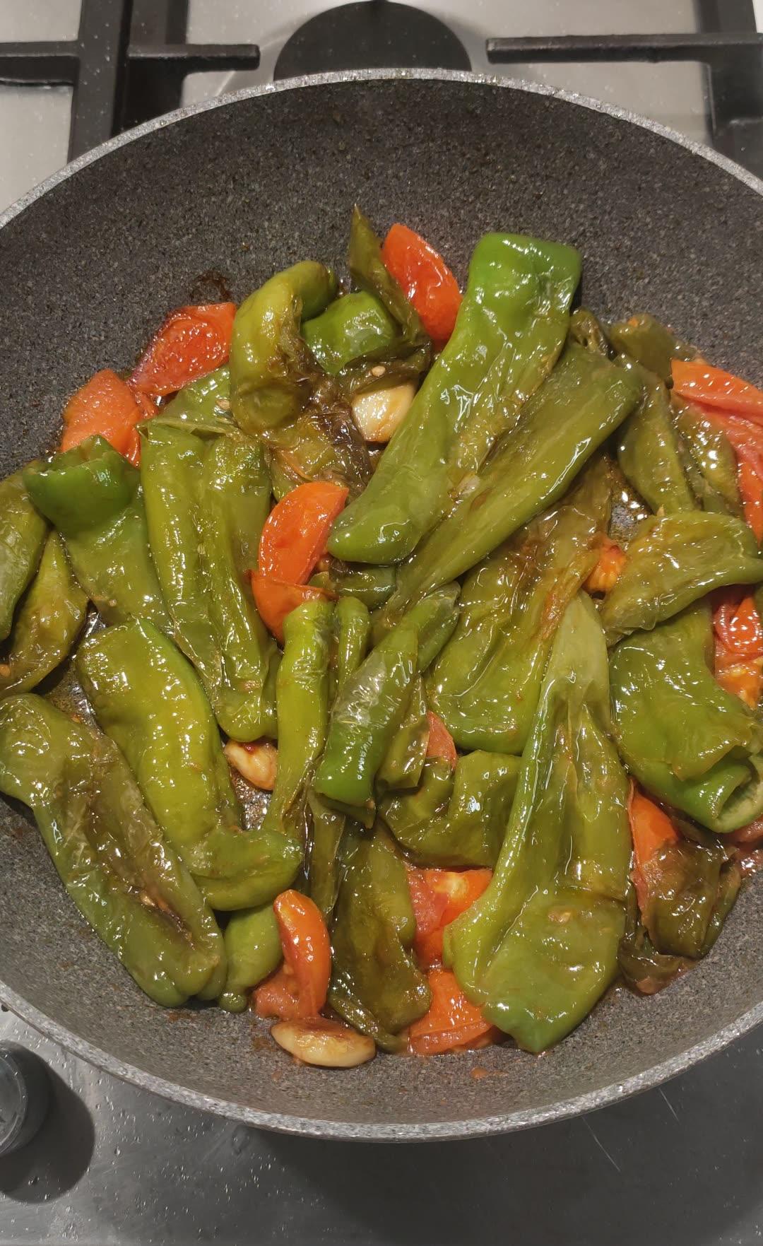 Friggitelli cotti in padella morbidi e succosi