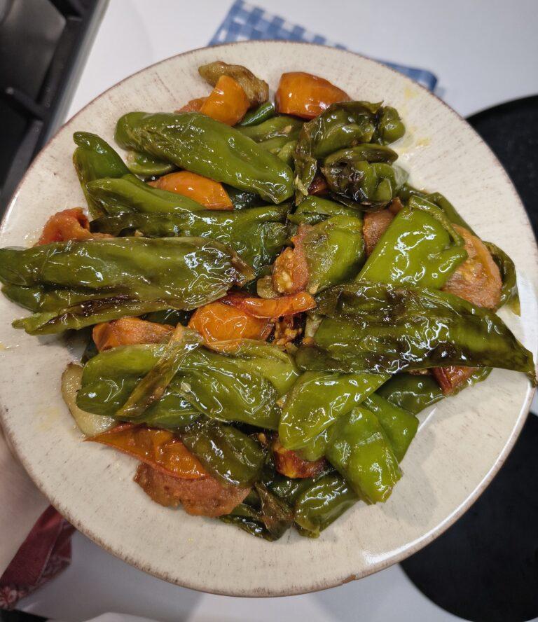friggitelli in padella cotti con pomodorini e olio extravergine di oliva