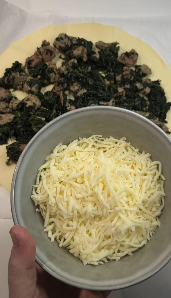 Torta salata spinaci e salsiccia cruda pronta per essere infornata
