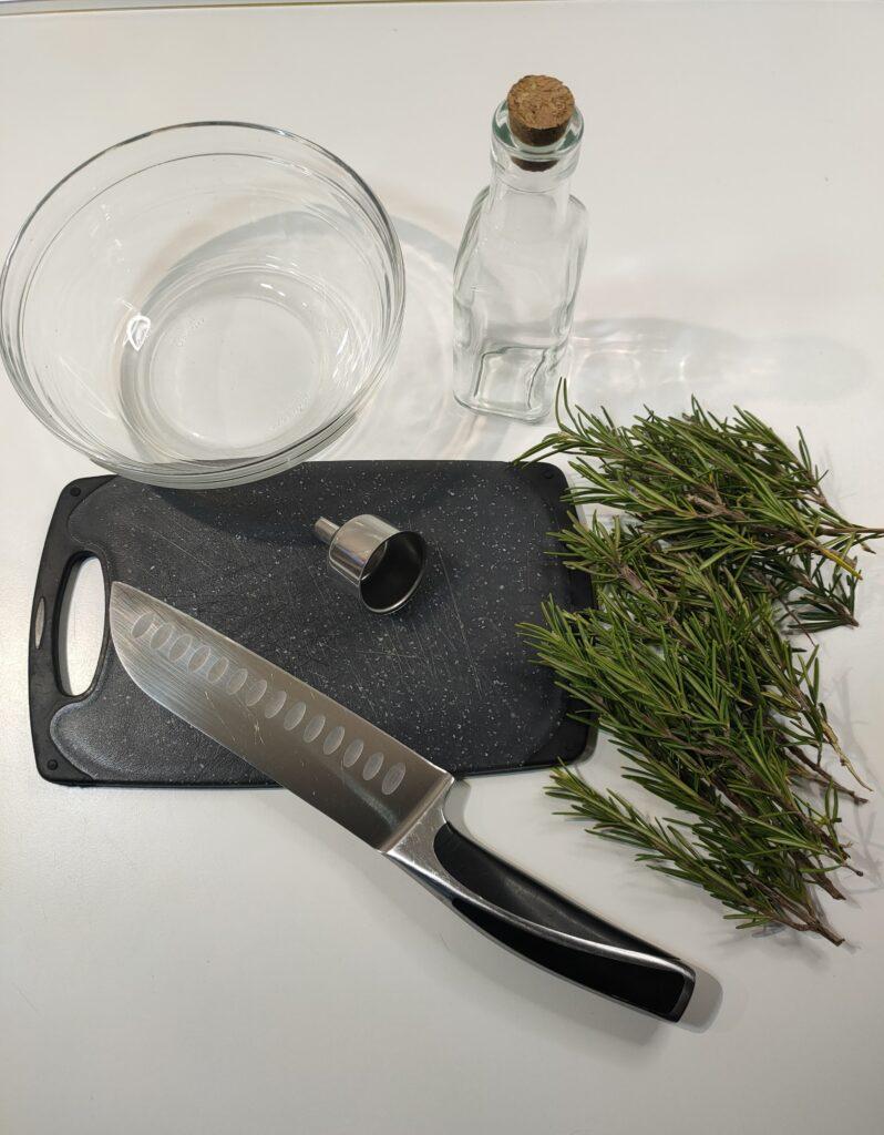 tutto l'occorrente per fare olio al rosmarino a casa
