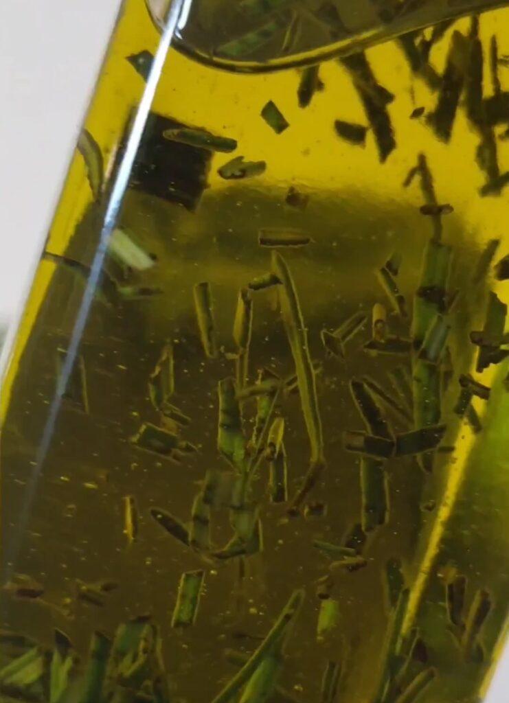 olio d'oliva al rosmarino in bottiglia pronto vista da vicino