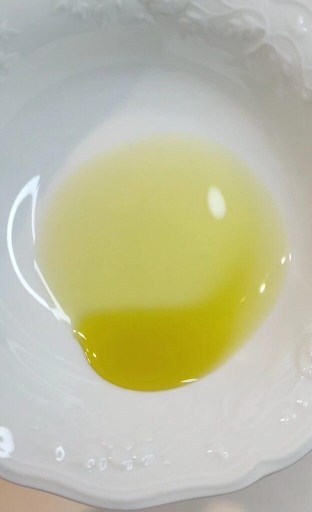 olio al rosmarino sul piatto per far vedere la consistenza e colore del olio che si ottiene