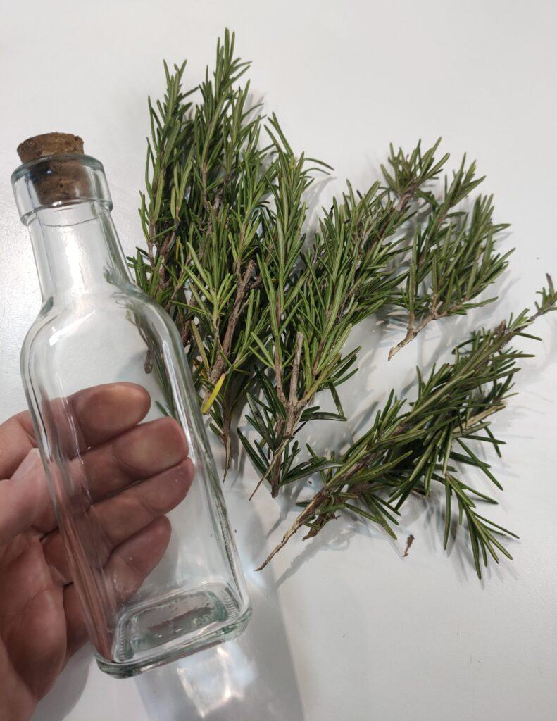 olio al rosmarino la bottiglia di vetro con il tappo di sughero e ramoscelli di rosmarino