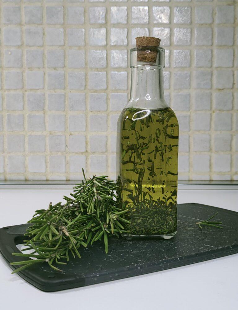 Olio al rosmarino fatto in casa: ricetta facile, usi e conservazione 5 (1)