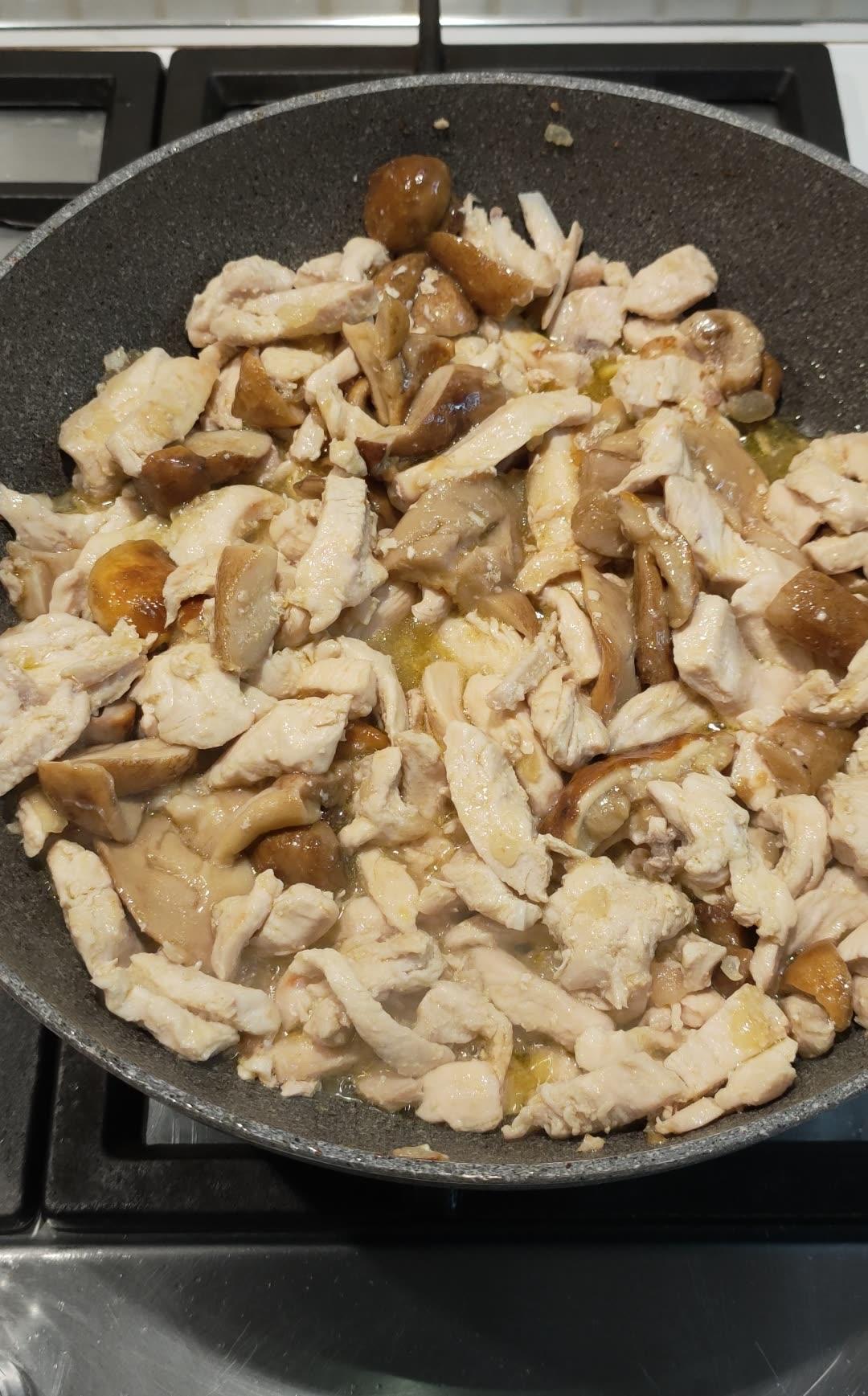 Petto di pollo con funghi porcini cottura padella