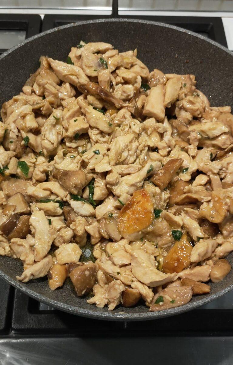 Petto di pollo con funghi porcini in padella – Ricetta facile e saporita