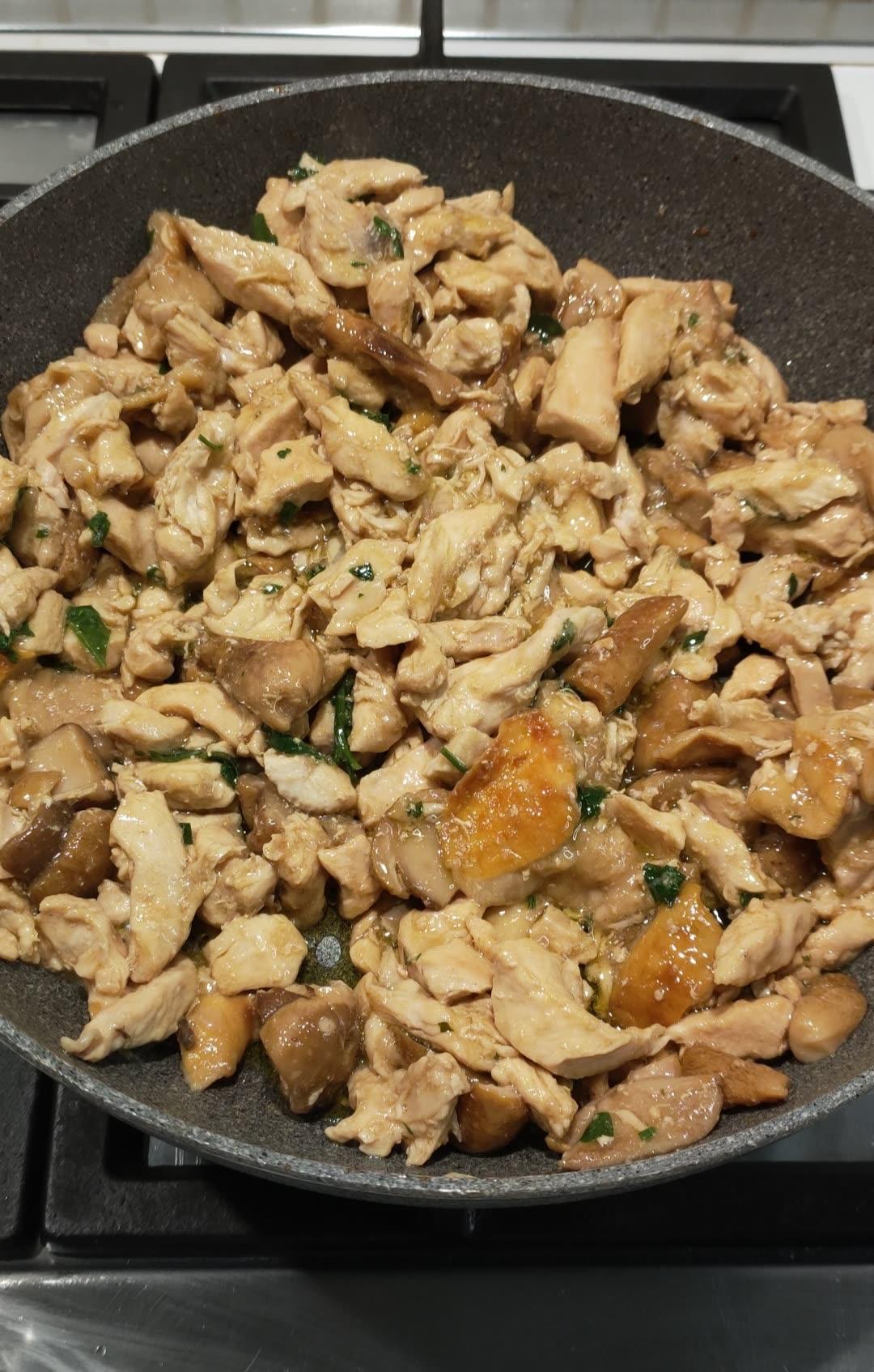 Petto di pollo con funghi porcini in padella cotti