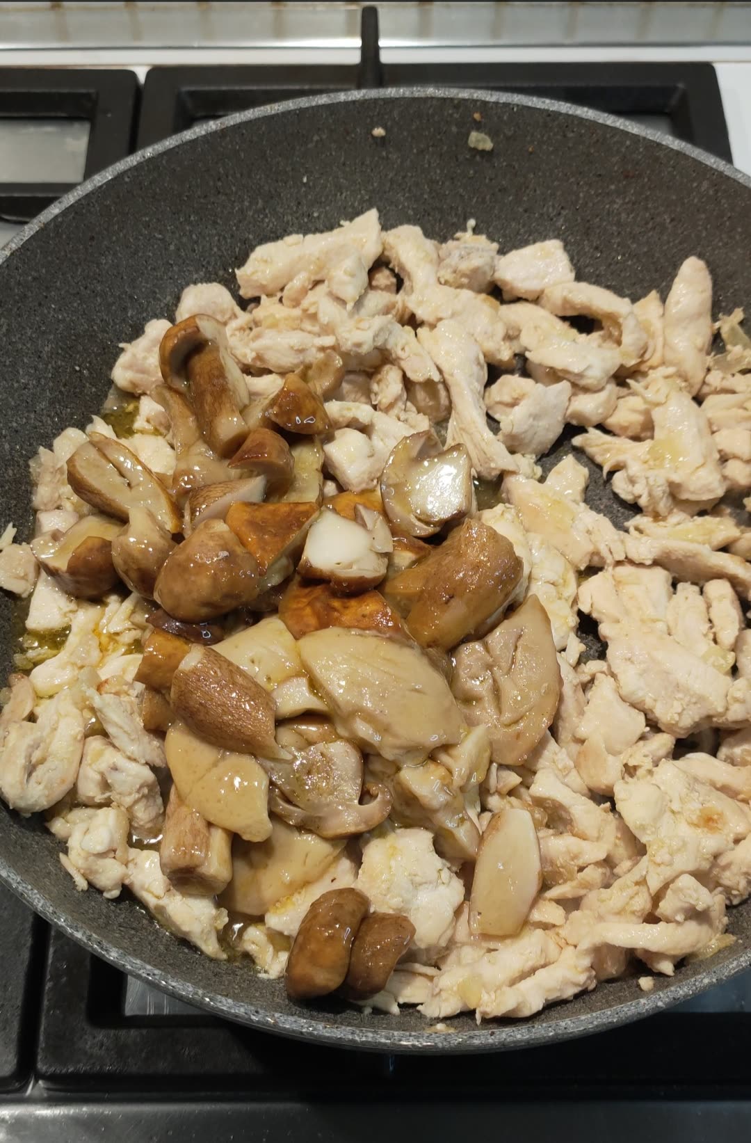 Petto di pollo con funghi porcini in padella
