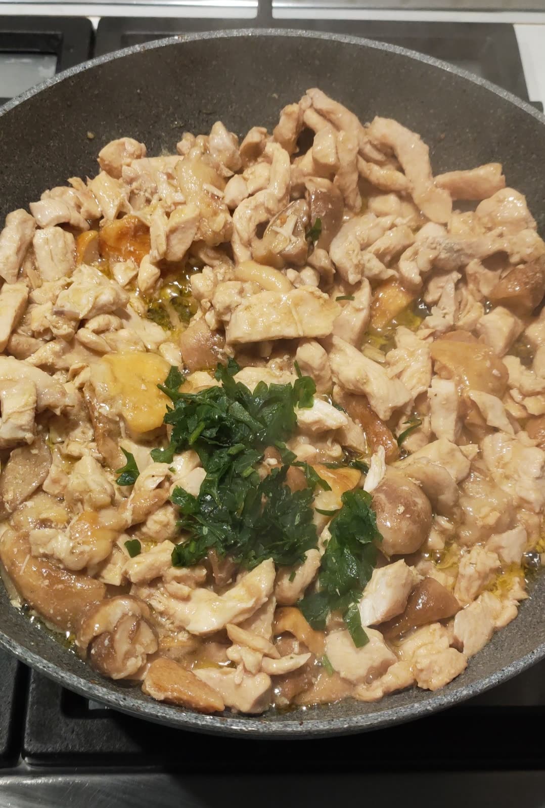 Petto di pollo con funghi porcini prezzemolo