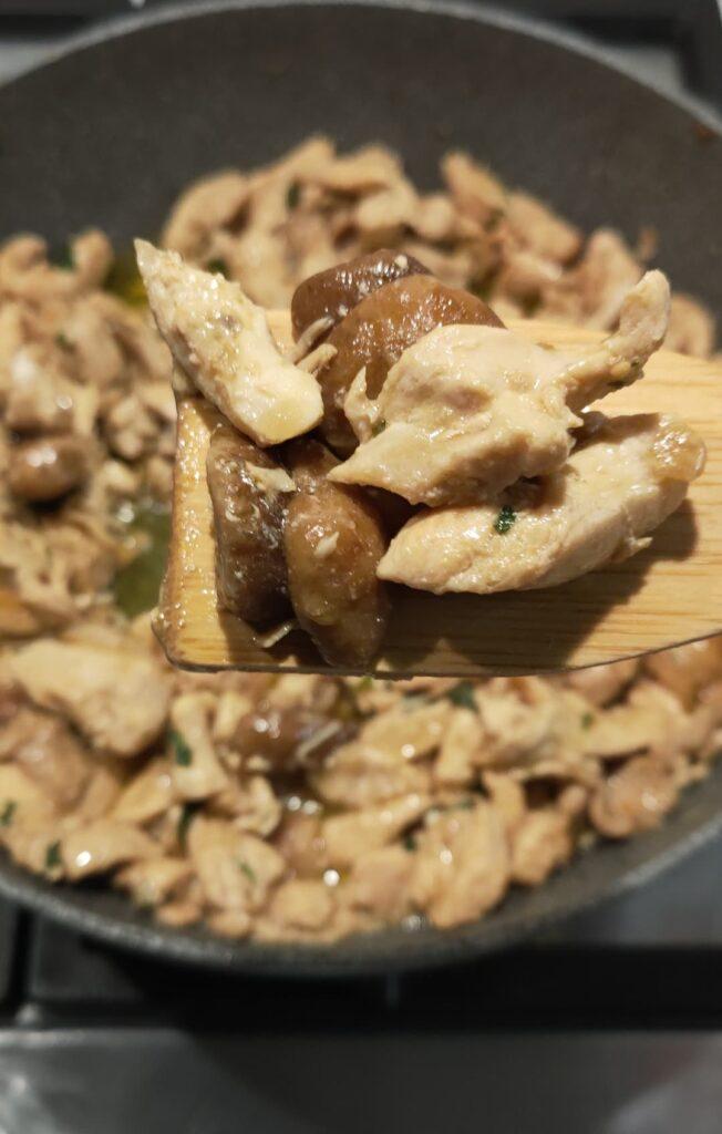 petto di pollo morbido con funghi porcini cotti in padella