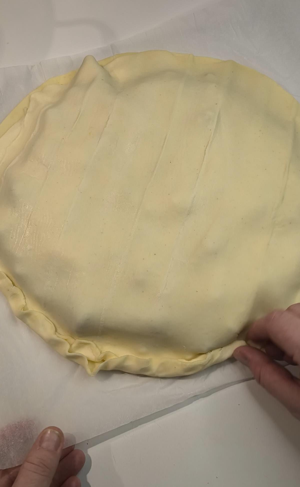 Piegare bordi torta salata