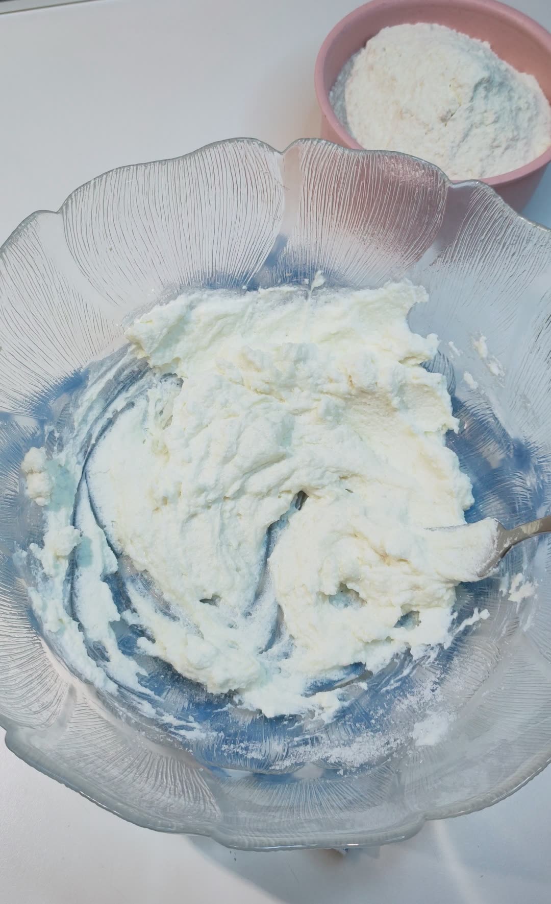 Ricotta con zucchero per castagnole