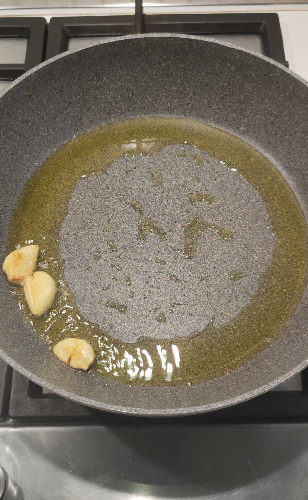 Soffriggere aglio in padella con olio Evo
