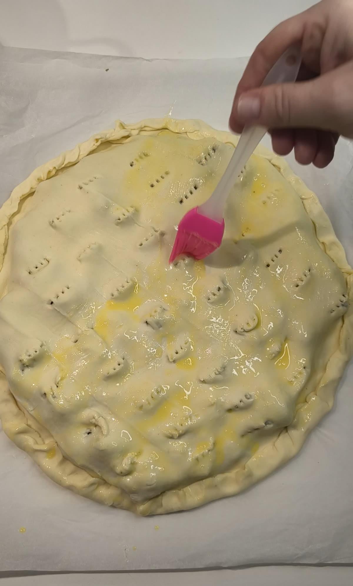 Spalmare uovo sopra la pastasfoglia per forno