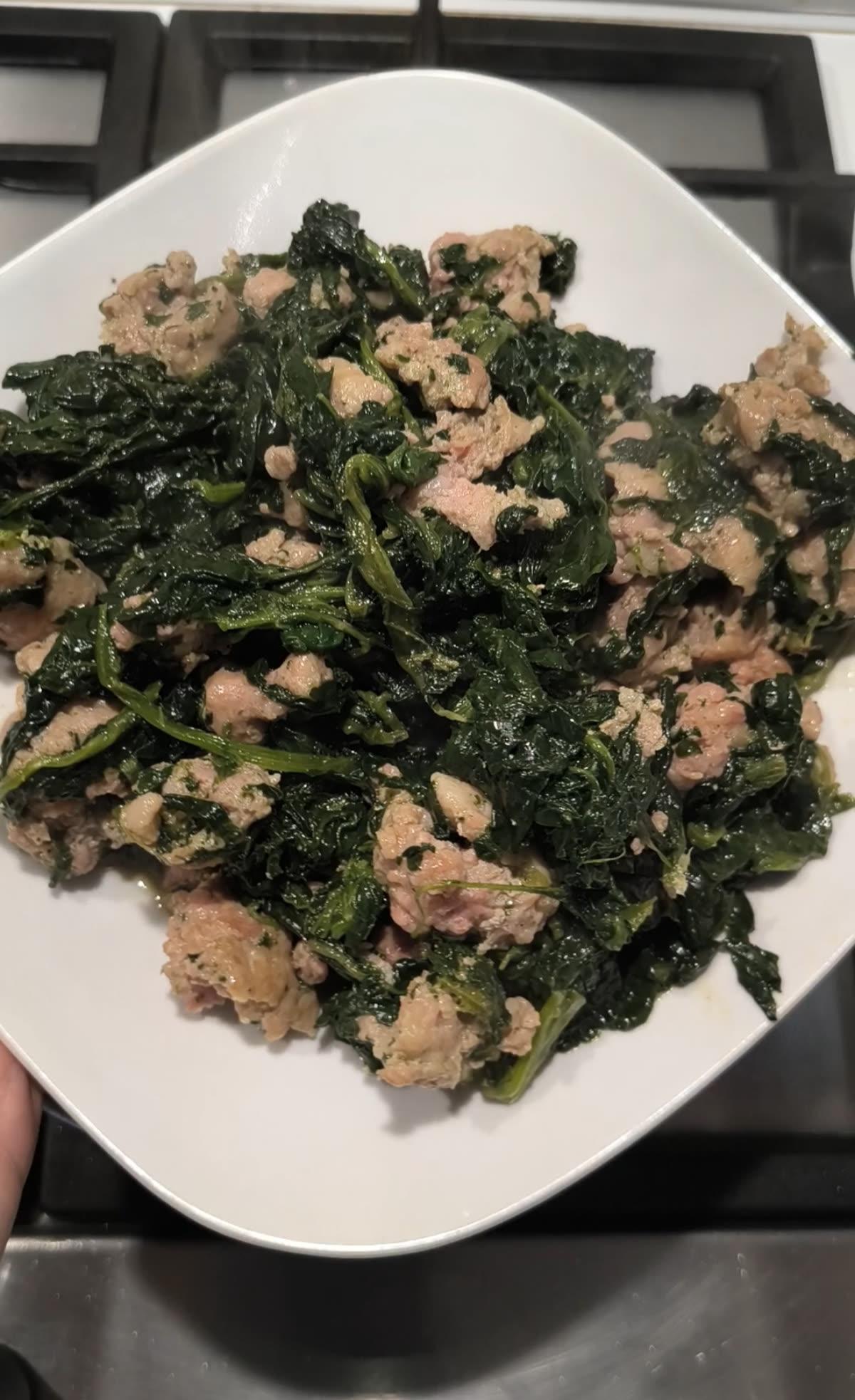 Spinaci con salsicce pronti sul piatto