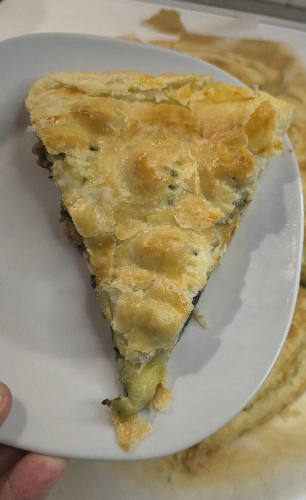 Una fettina di torta salata con spinaci