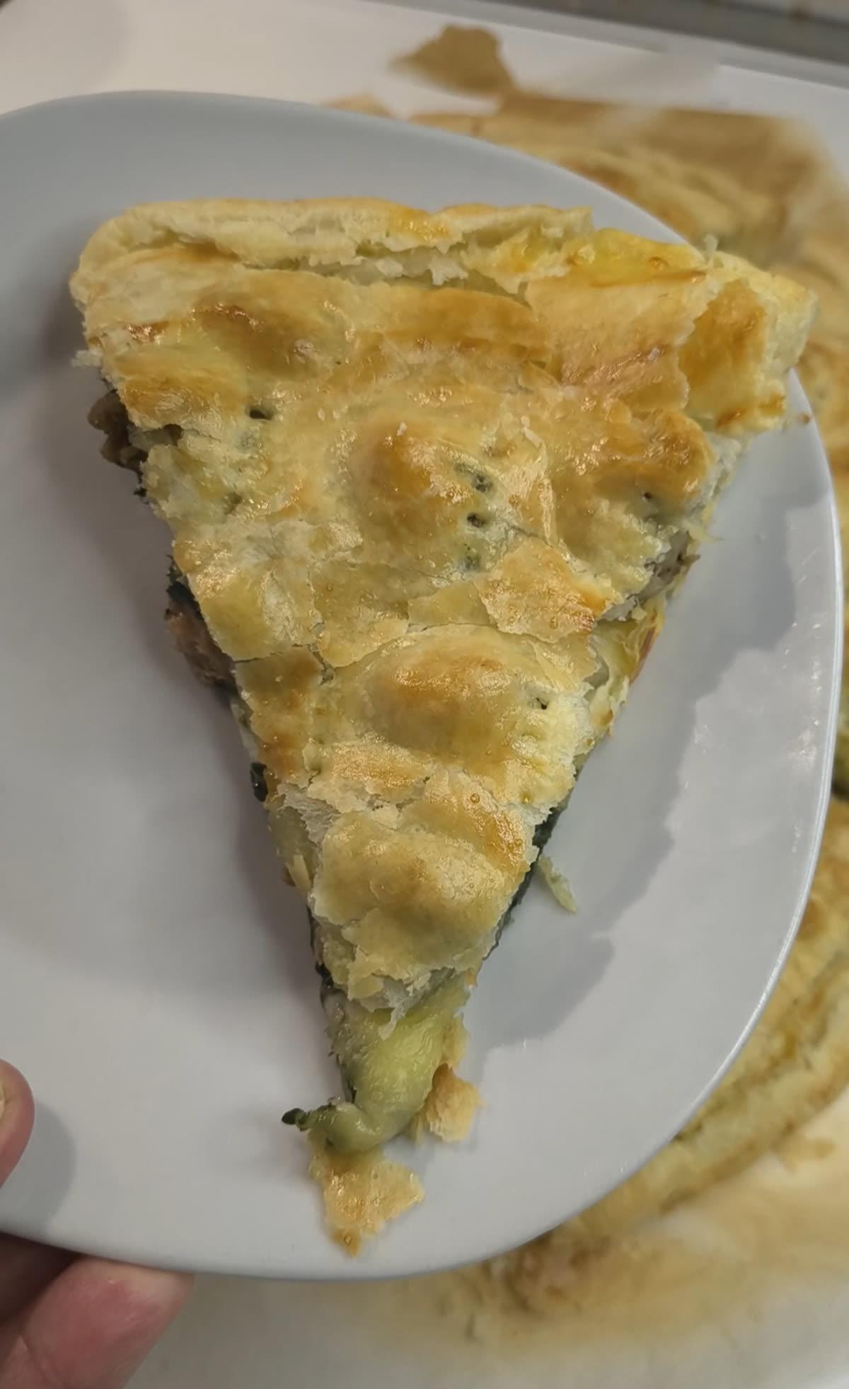 Una fettina di torta salata con spinaci