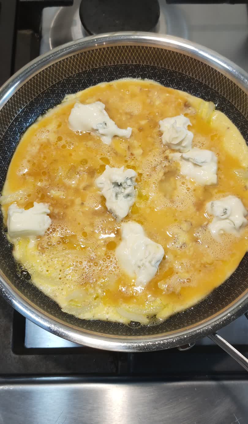distribuire a tocchi il gorgonzola sopra la frittata.