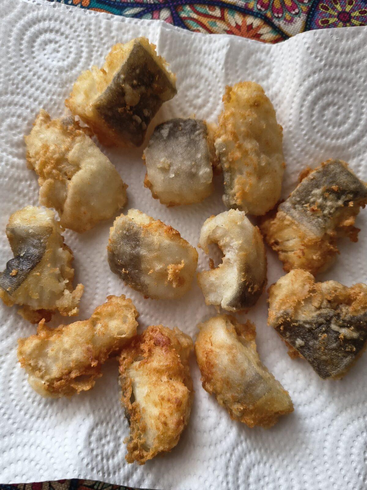 baccalà fritto croccante dorato e pronto da servire con crosticina croccante