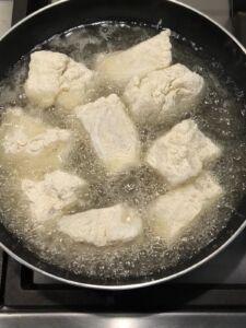 Baccala in padella nell olio calda