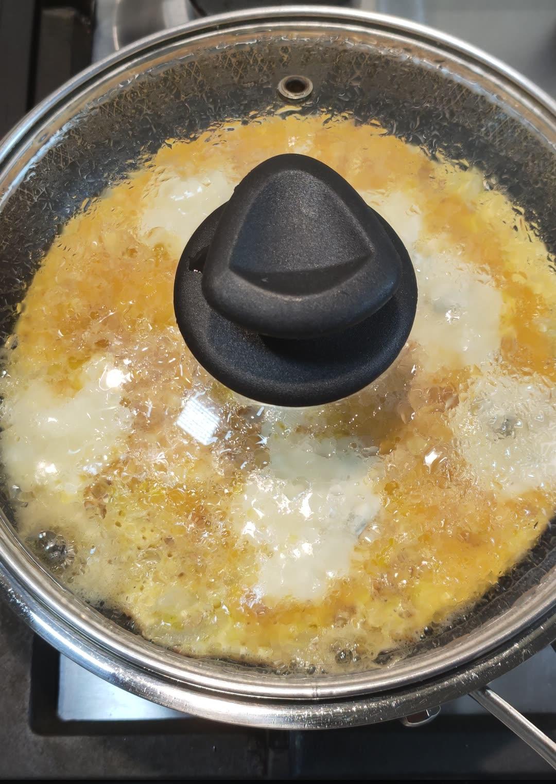 coprire la padella con il coperchio e lasciare cuocere