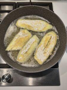 Friggere melanzane nel olio caldo
